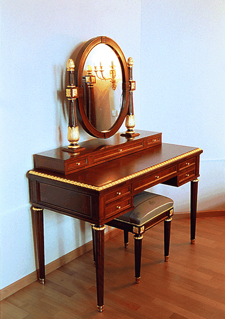 О нас - Стол с зеркалом